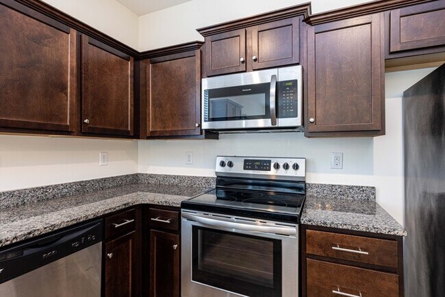 Building Photo - Stunning 3-Bedroom in Northwestern School District with Pool Access & Garage | AUGUST MOVE IN SPE...