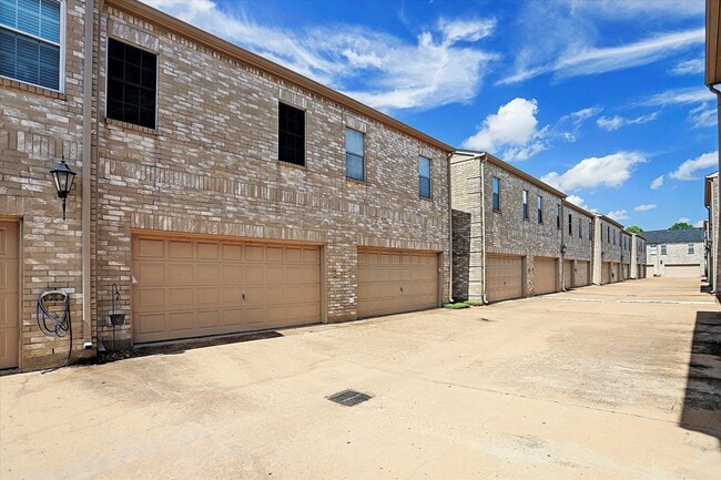 Building Photo - 2968 Holly Hall St