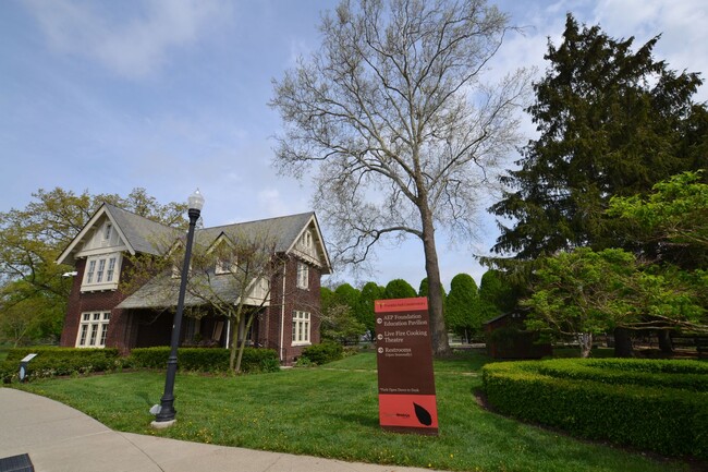 Building Photo - Newly Renovated 4 Bedroom Near Franklin Park