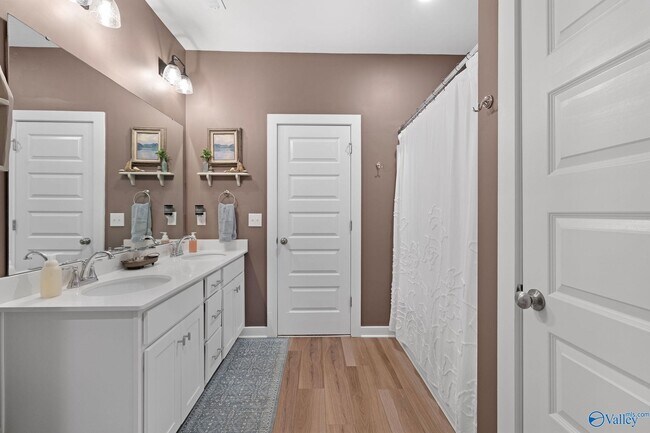 Building Photo - 44 Oak Ridge Pl