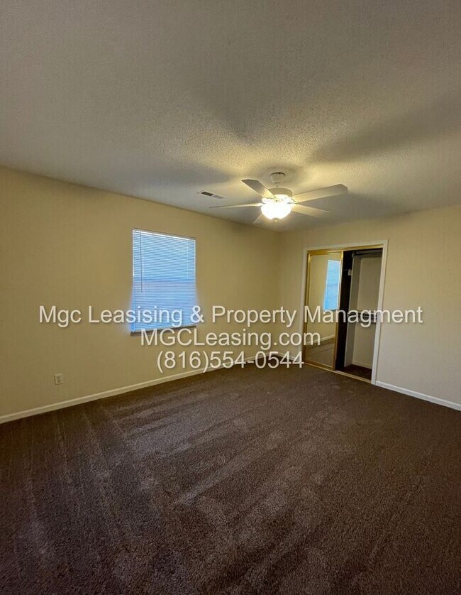 Building Photo - Spacious Townhome in Lee's Summit with Fireplace, Garage, and In-Unit Laundry