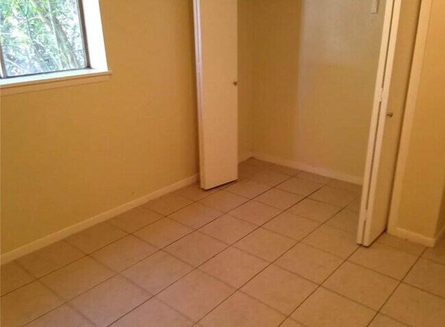 Building Photo - 208 NW River Rd