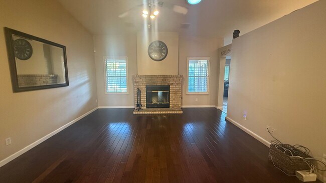 Building Photo - 3-bedroom, 2-bathroom home located in the ...