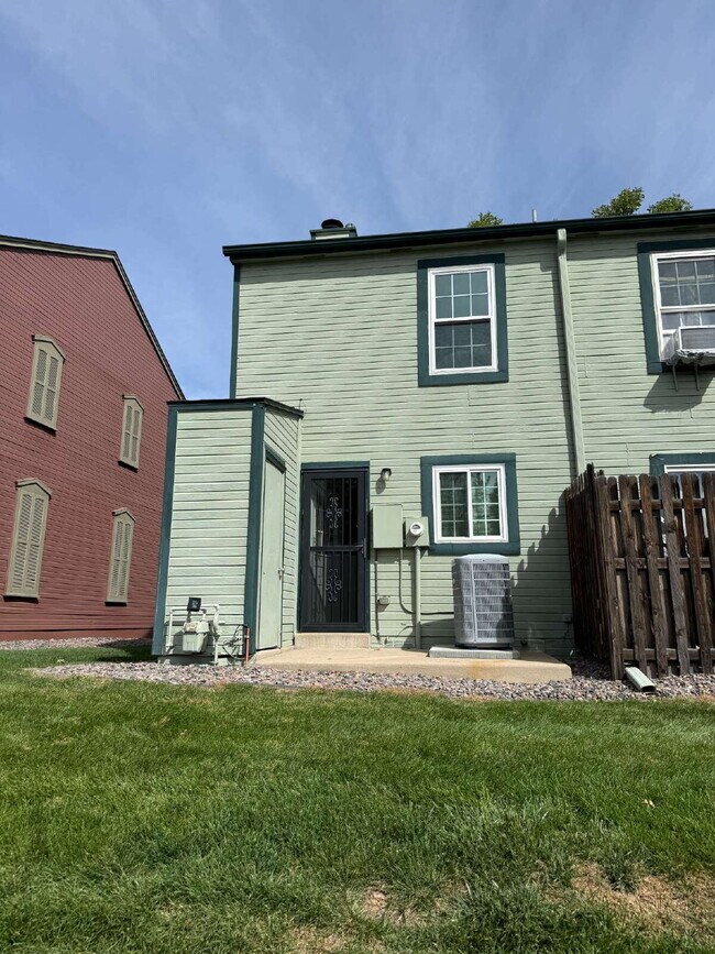 Building Photo - Cozy 2 Bed, 1.5 Bath Townhouse with Fireplace + Community Pool + Reserved Parking Space!