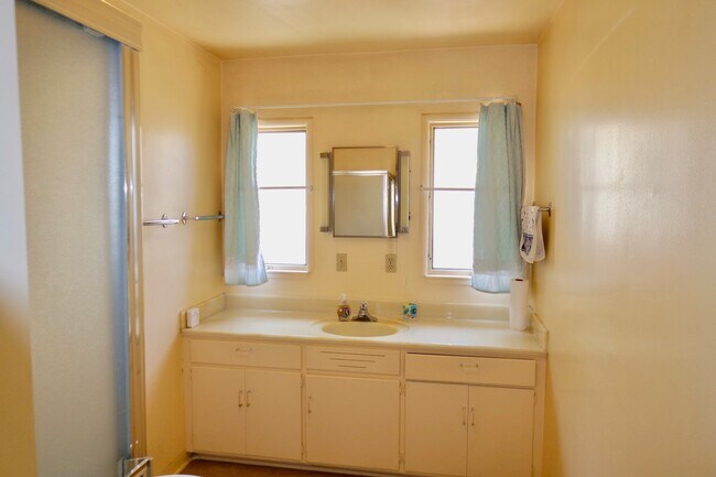 Building Photo - Willow Glen House with Spacious Yard