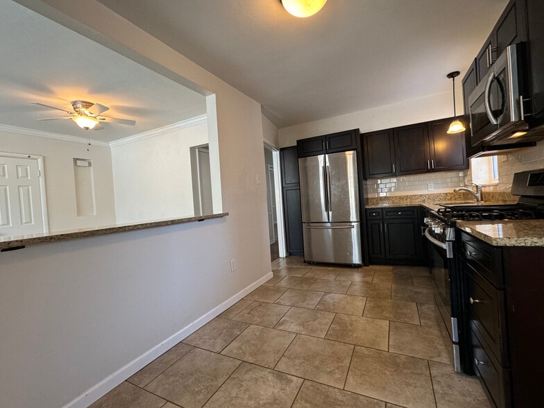 Building Photo - 422 S Hanley Rd