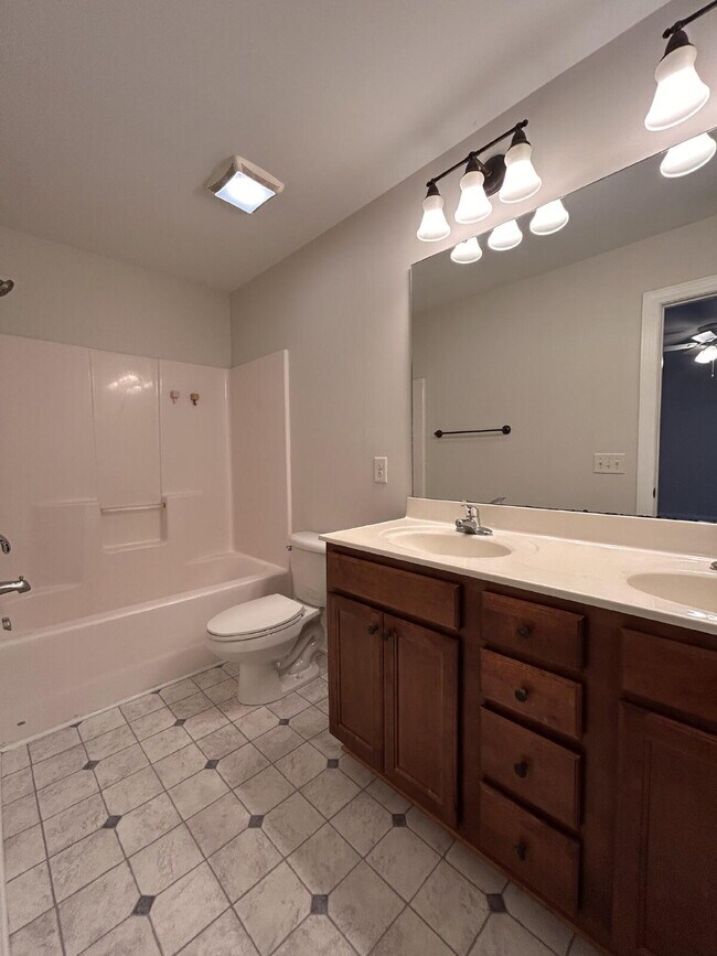 Building Photo - Beautiful 3 Bedroom, 2.5 Bath Townhome in South Pointe!