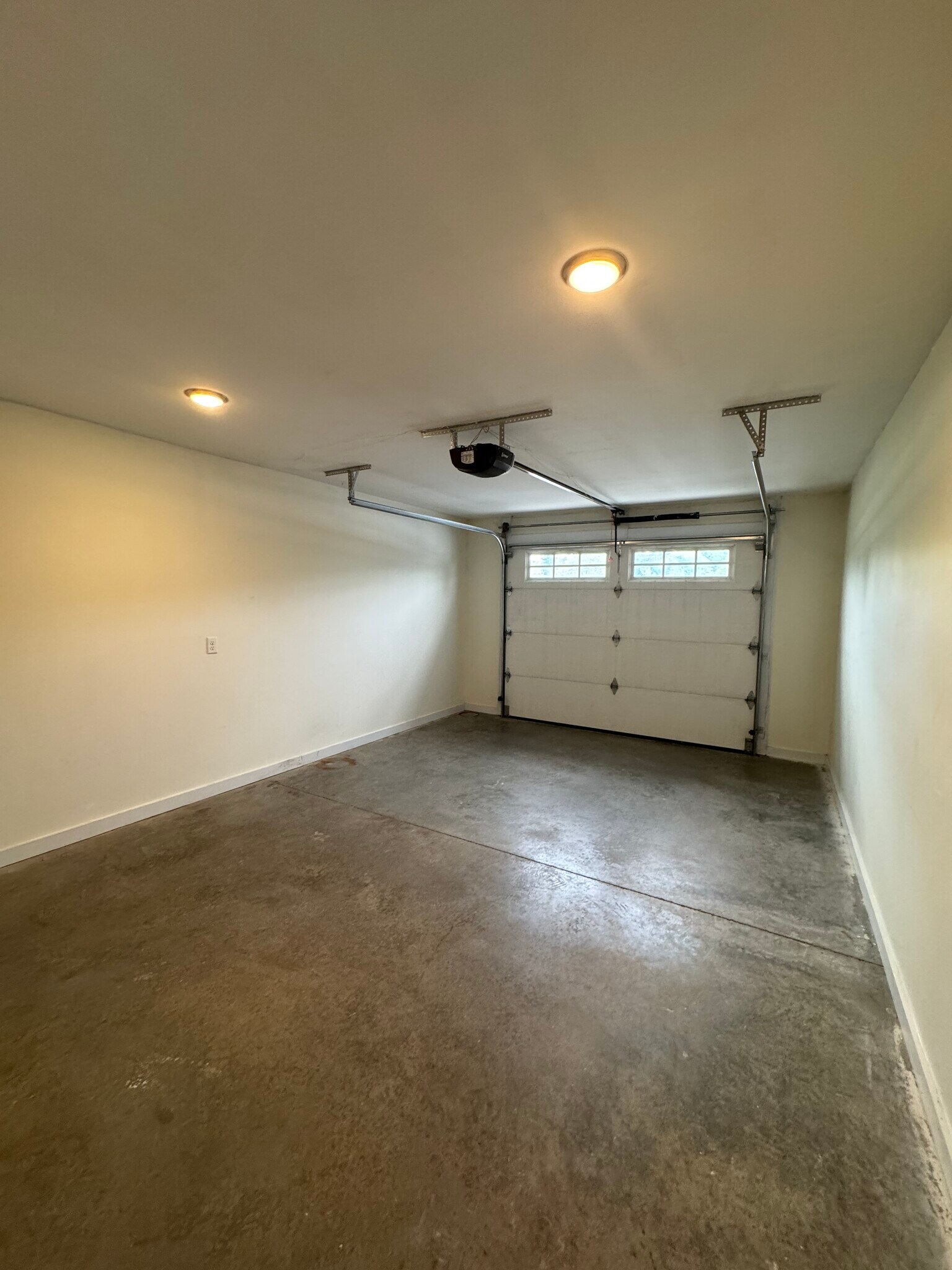 Building Photo - 100 Jay Bird Ln