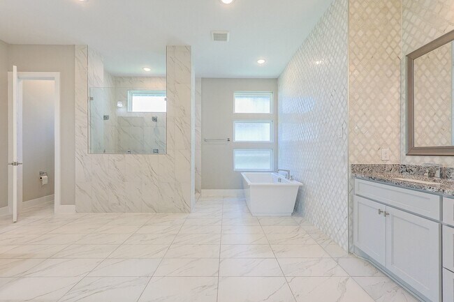 Building Photo - 10334 Fountain Shore Dr