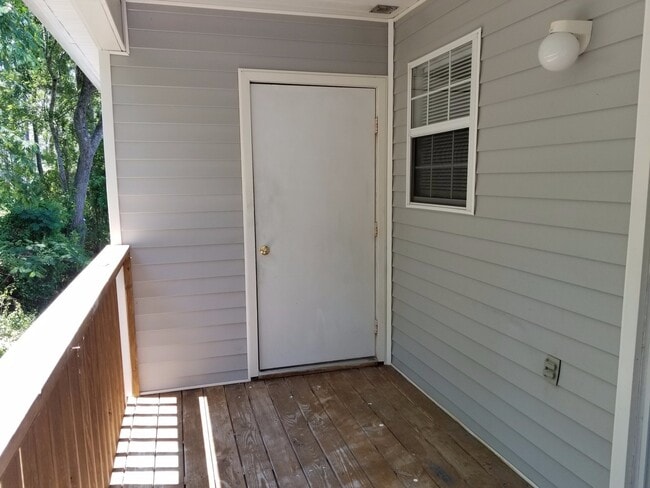 Building Photo - 2 Bedroom, 1 bath apartment " Call us about our move in special"