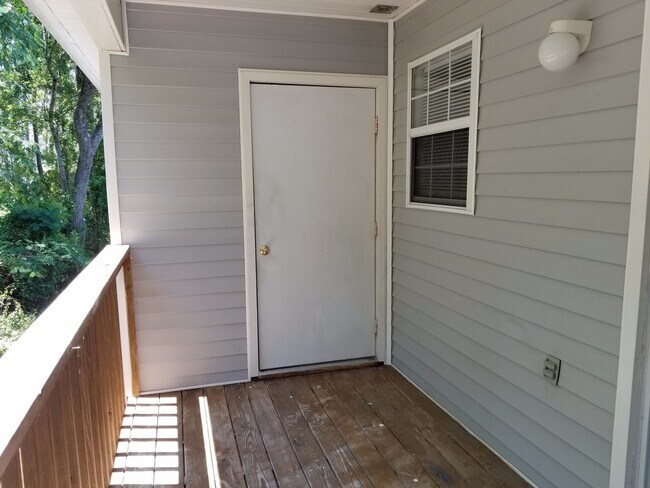 Building Photo - 2 Bedroom, 1 bath apartment