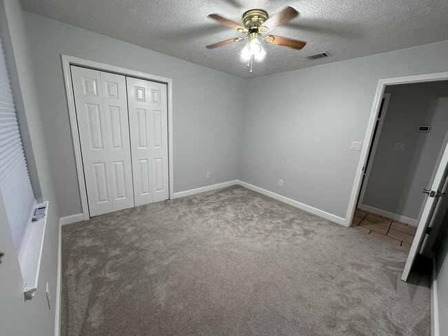 Building Photo - Convenient to Tyndall, less than a block t...