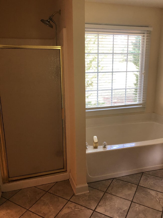 Building Photo - 1020 Joie Dr