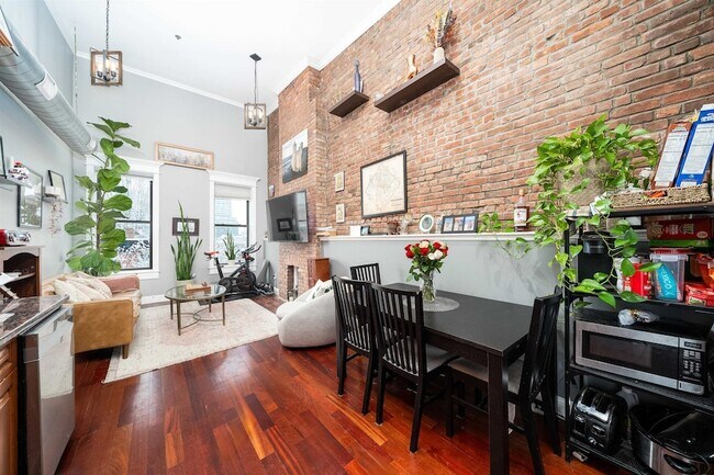 Building Photo - 515 Manila Ave