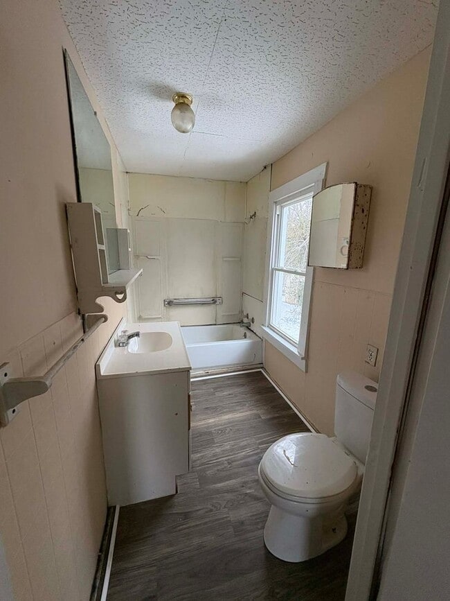 Building Photo - Modern & Move-In Ready with Basement