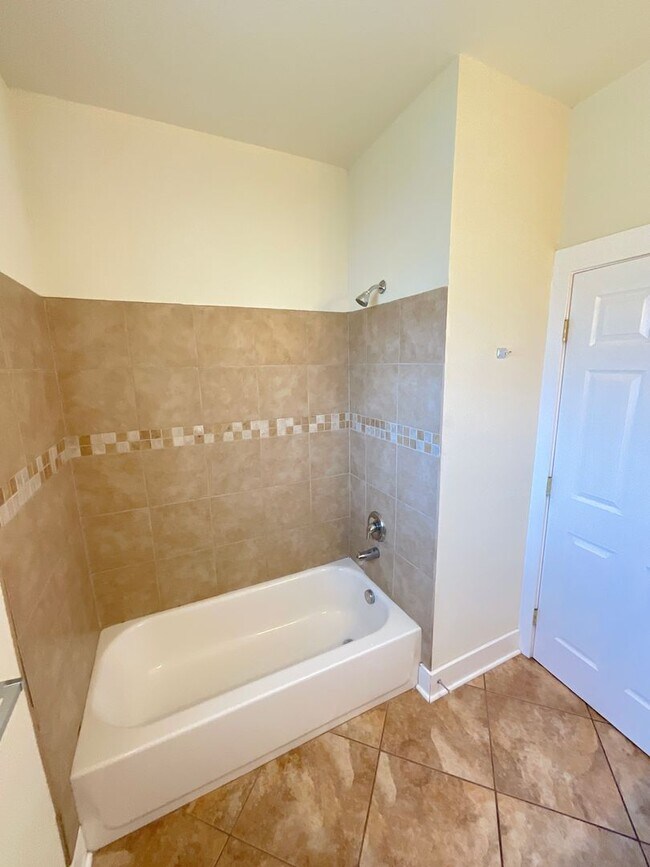 Building Photo - 2 Bedroom Home Available Near Pikes Peak Ave & S Institute St!