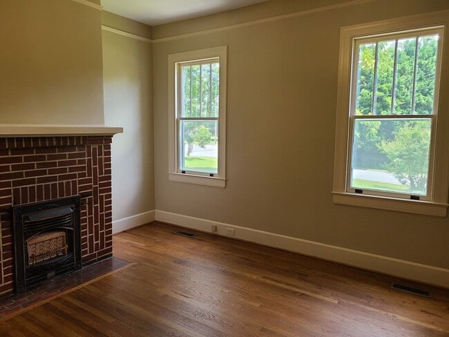 Building Photo - Renovated 3 Bedroom and 2 Bathroom availab...