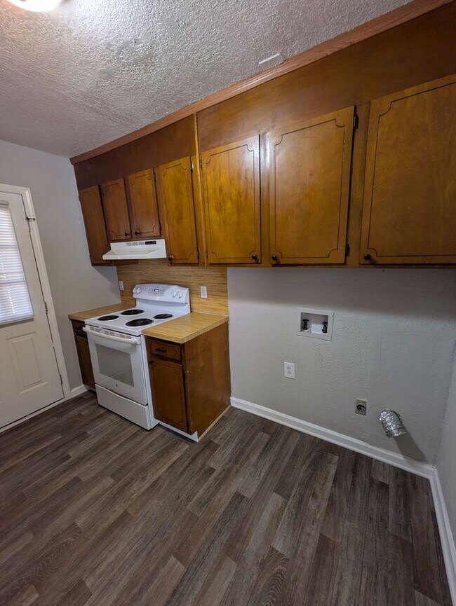 Building Photo - 1BD/1BA First Floor Unit at Westmont Apartments in Hickory, NC!