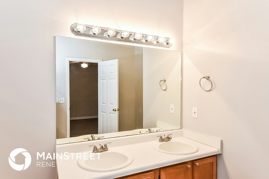 Building Photo - 1685 Versailles Dr