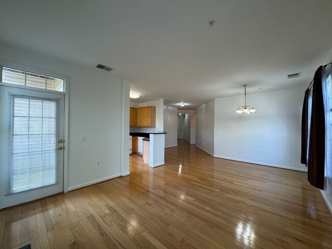 Building Photo - Bright And Cozy 3 Bed 2 Bath Condo With La...