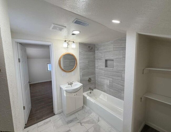 Building Photo - 651 W Bruce St