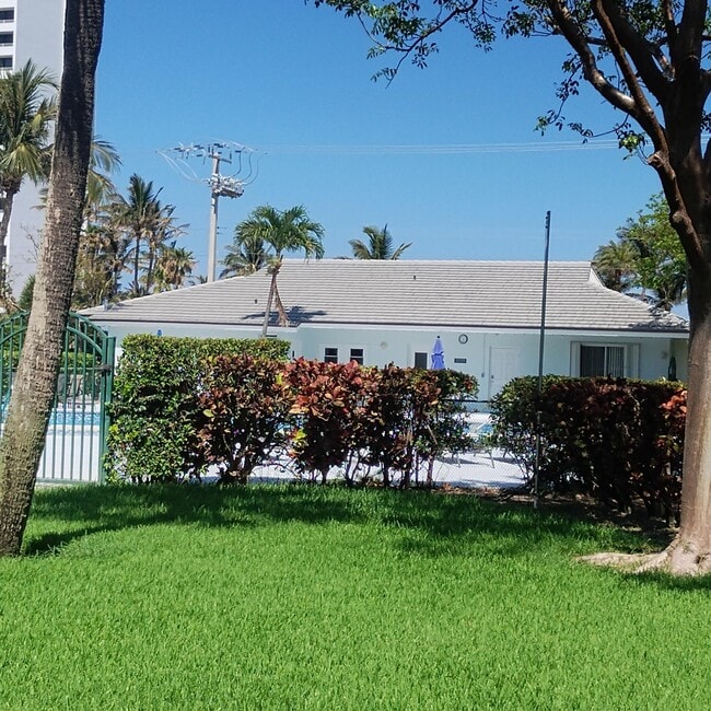 Building Photo - 2700 Banyan Rd