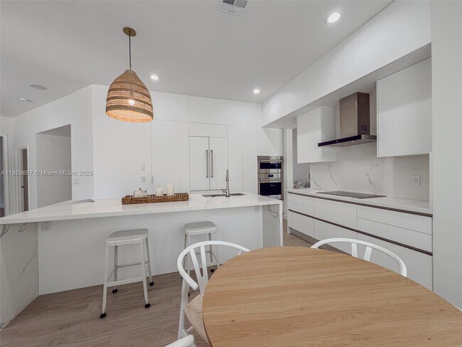 Building Photo - 2556 Jardin Manor