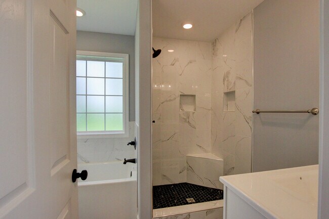 Building Photo - 133 Riverbend Dr