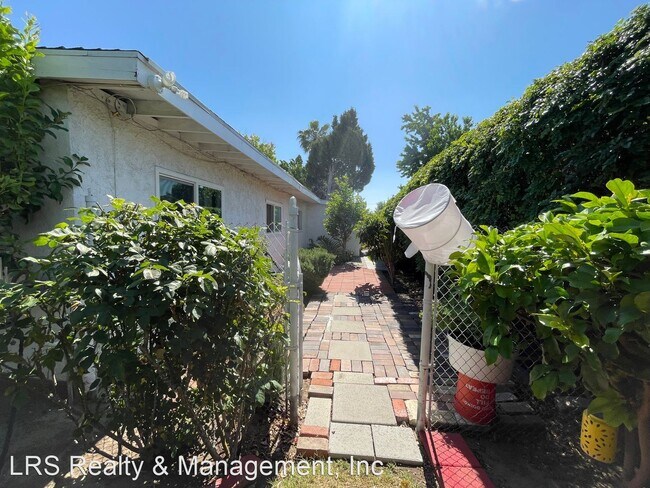 Building Photo - 2 br, 1 bath House - 737 Calaveras Ave.