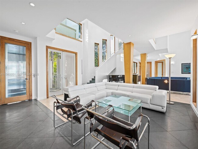 Building Photo - 450 Victoria Terrace