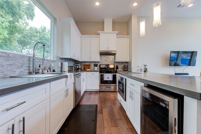 Building Photo - 6009 Gardendale Dr