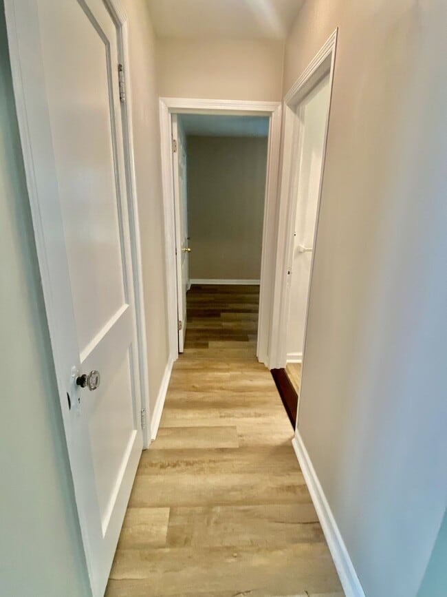 Building Photo - SPACIOUS 4 BED/2 BATH HOUSE-Luxury Vinyl F...