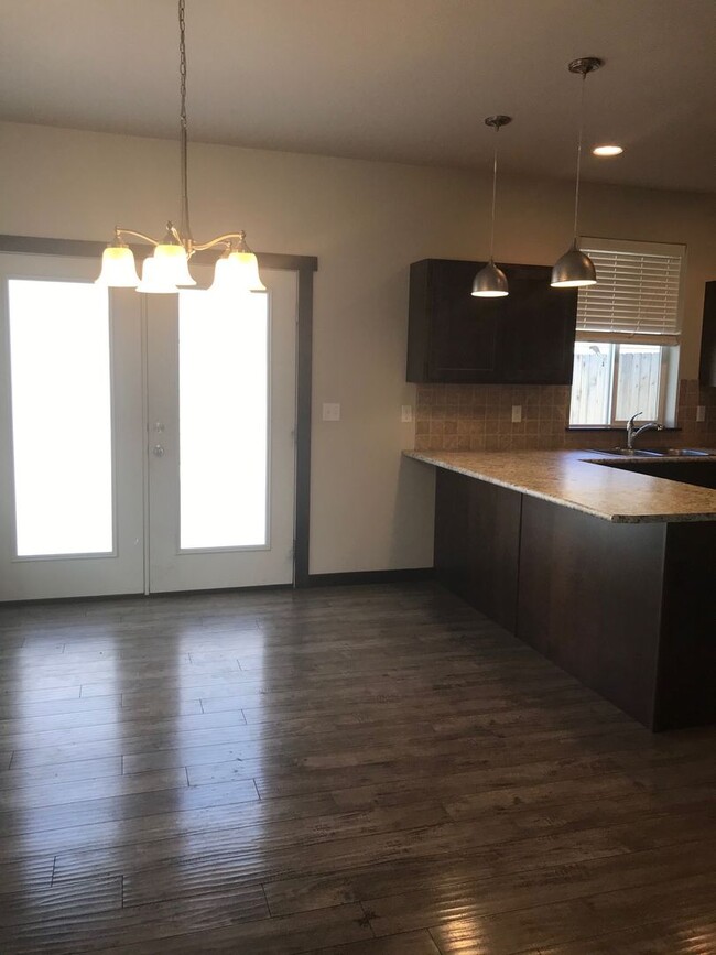 Building Photo - 3 Bedroom, 2 1/2 Bathroom Unit in Duplex f...