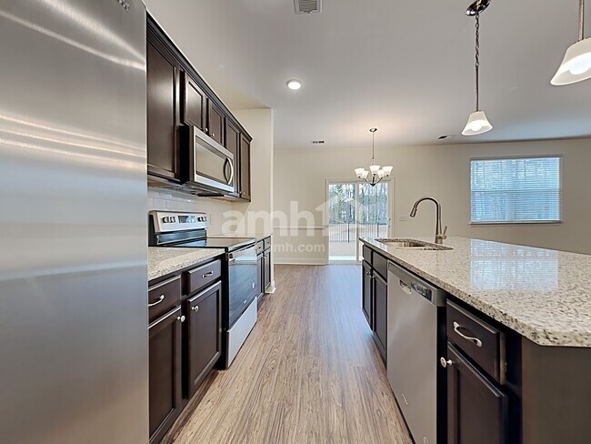 Building Photo - 617 W Lionel Rd