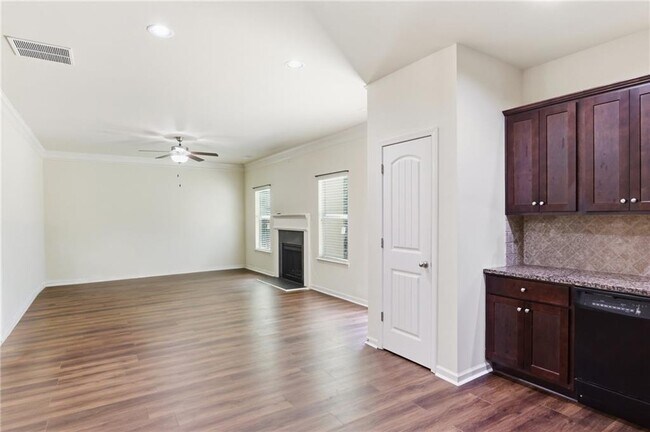 Building Photo - 906 Donington Cir SE