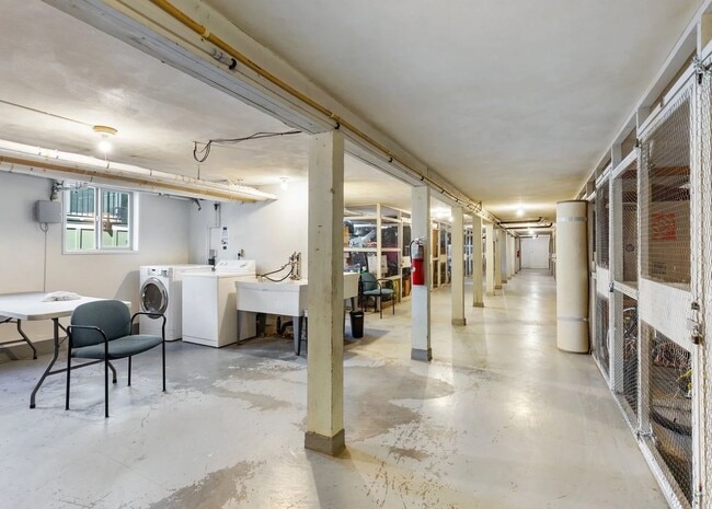 Building Photo - Amazing West Hills Condo! W/S/G + Heat inc...