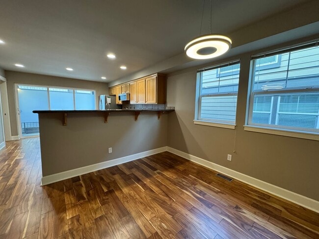 Building Photo - Amazing 2Bed/2.5 Bath Townhome in West Seattle!