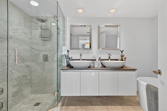 Building Photo - 9821 E Bay Harbor Dr