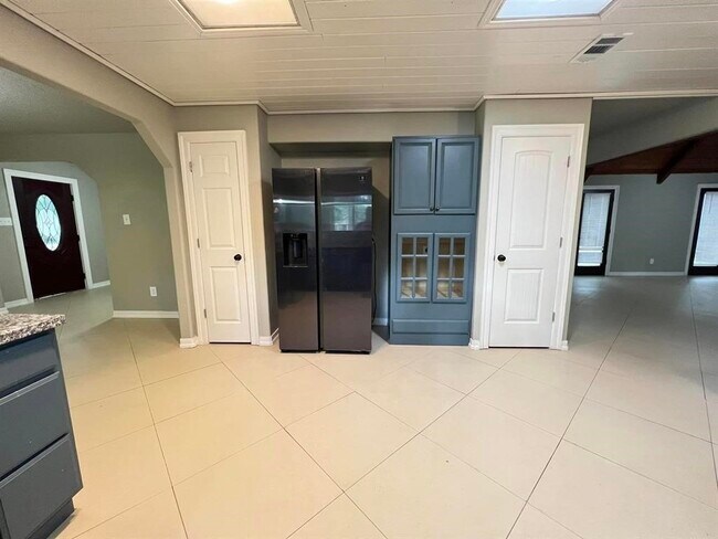 Building Photo - 123 Pinehurst Dr