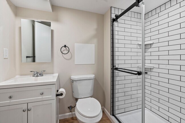 Building Photo - Beautifully Renovated 4 Bed/ 2 Bath with 2...