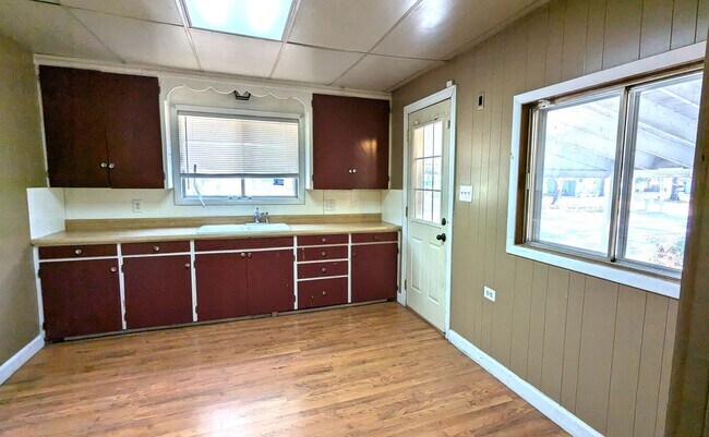 Building Photo - 1674 Manz St