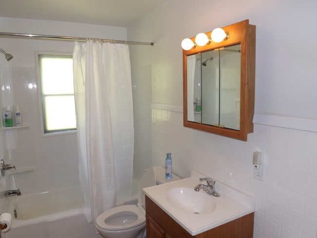 Building Photo - 3 Bedroom Home Close to WCU available 8/4/...