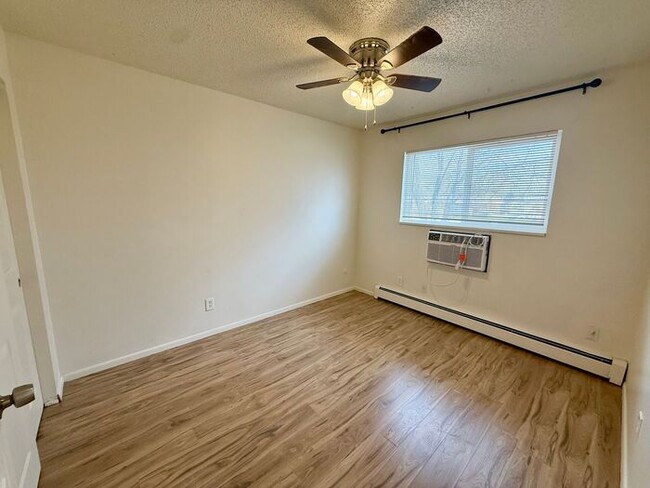 Building Photo - Beautiful 2 Bedroom Town Home! INCLUDED IN RENT: Water/Sewer/Gas/Trash