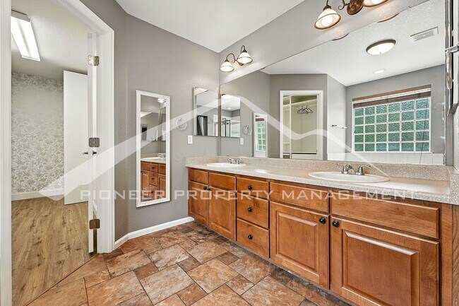 Building Photo - Stunning Home with Washer/Dryer and Centra...