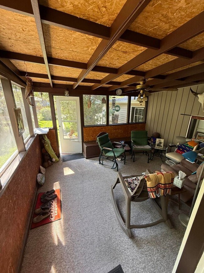 Building Photo - Warm & Furnished 2BR Home Near Billings Clinic