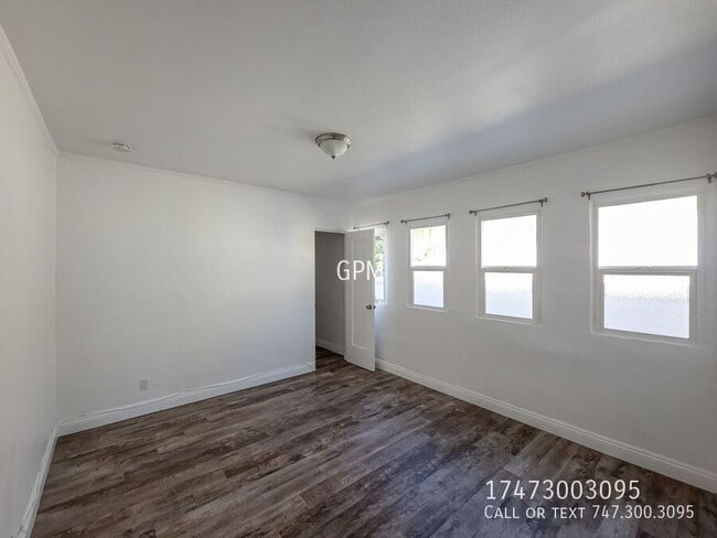 Building Photo - 723 W Doran St