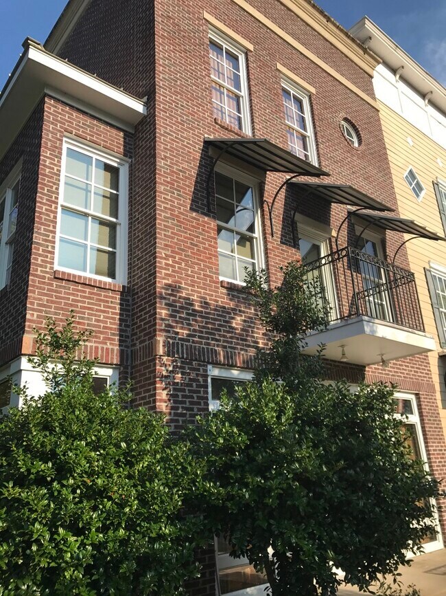 Exterior 1 - 220 Eascott Pl