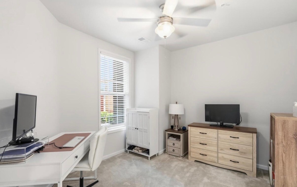 Building Photo - 23255 Milltown Knoll Sq