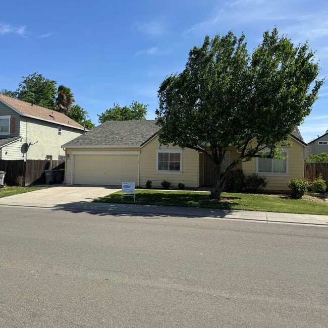 Building Photo - Great location near park and shopping