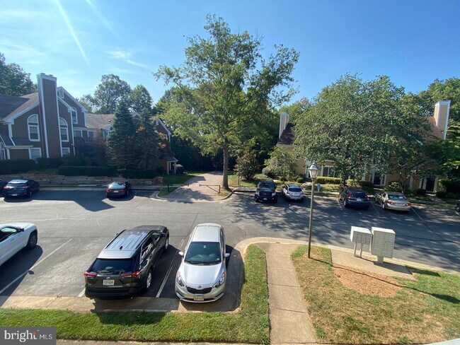 Building Photo - Inviting Townhome Living in Desirable Reston Community